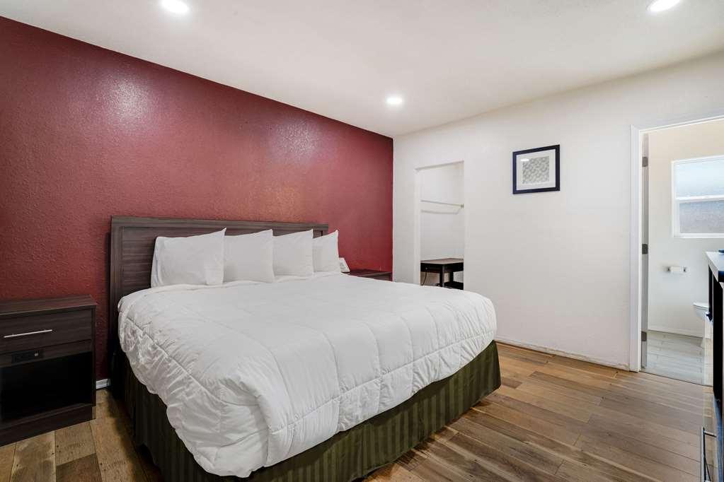 Econo Lodge Нийдълс Стая снимка