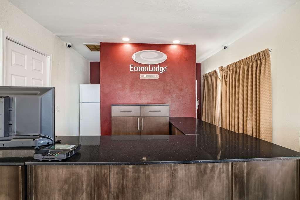 Econo Lodge Нийдълс Интериор снимка