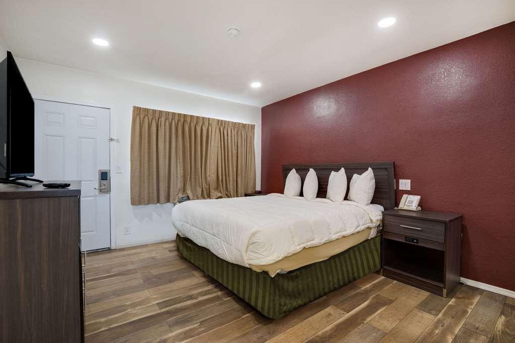 Econo Lodge Нийдълс Стая снимка