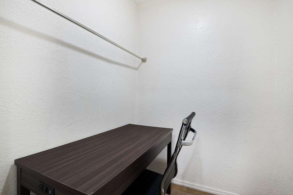 Econo Lodge Нийдълс Стая снимка