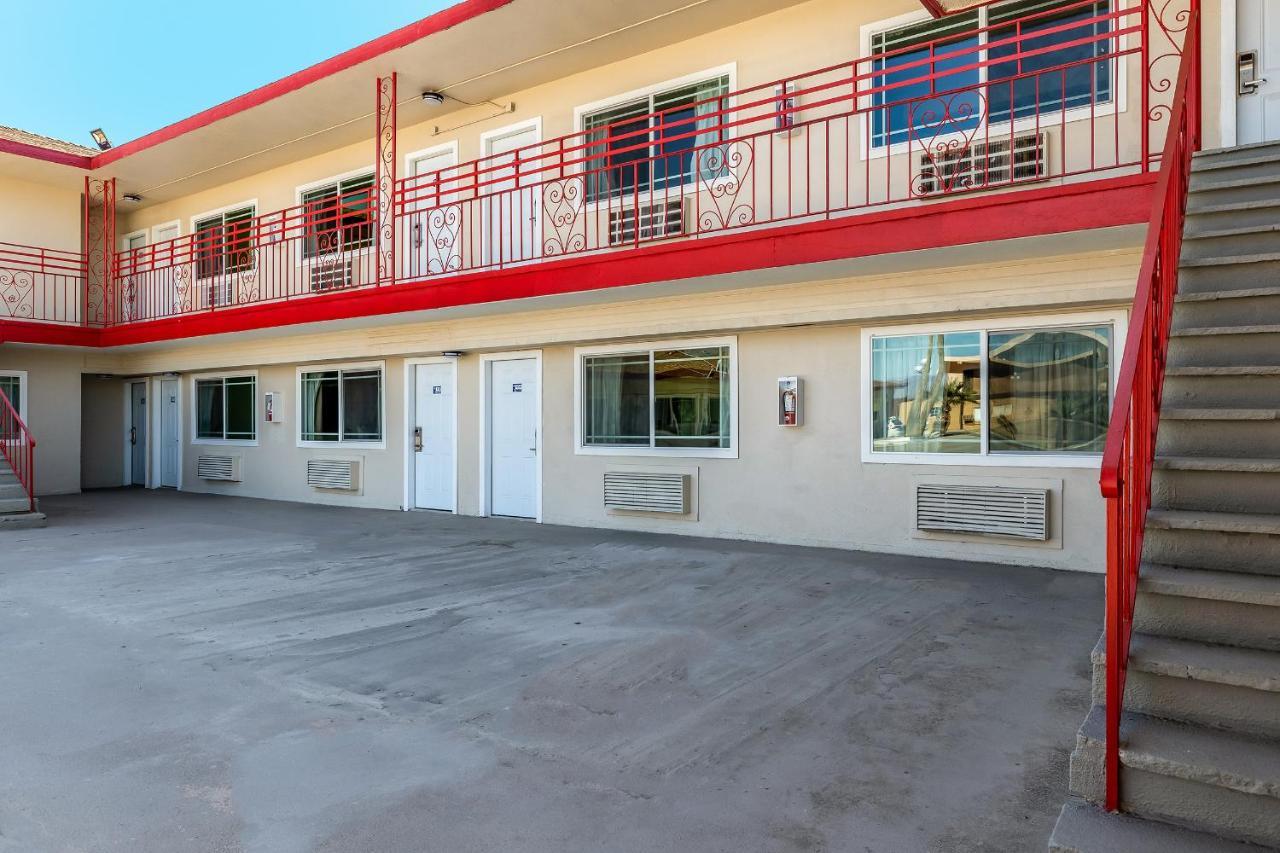 Econo Lodge Нийдълс Екстериор снимка